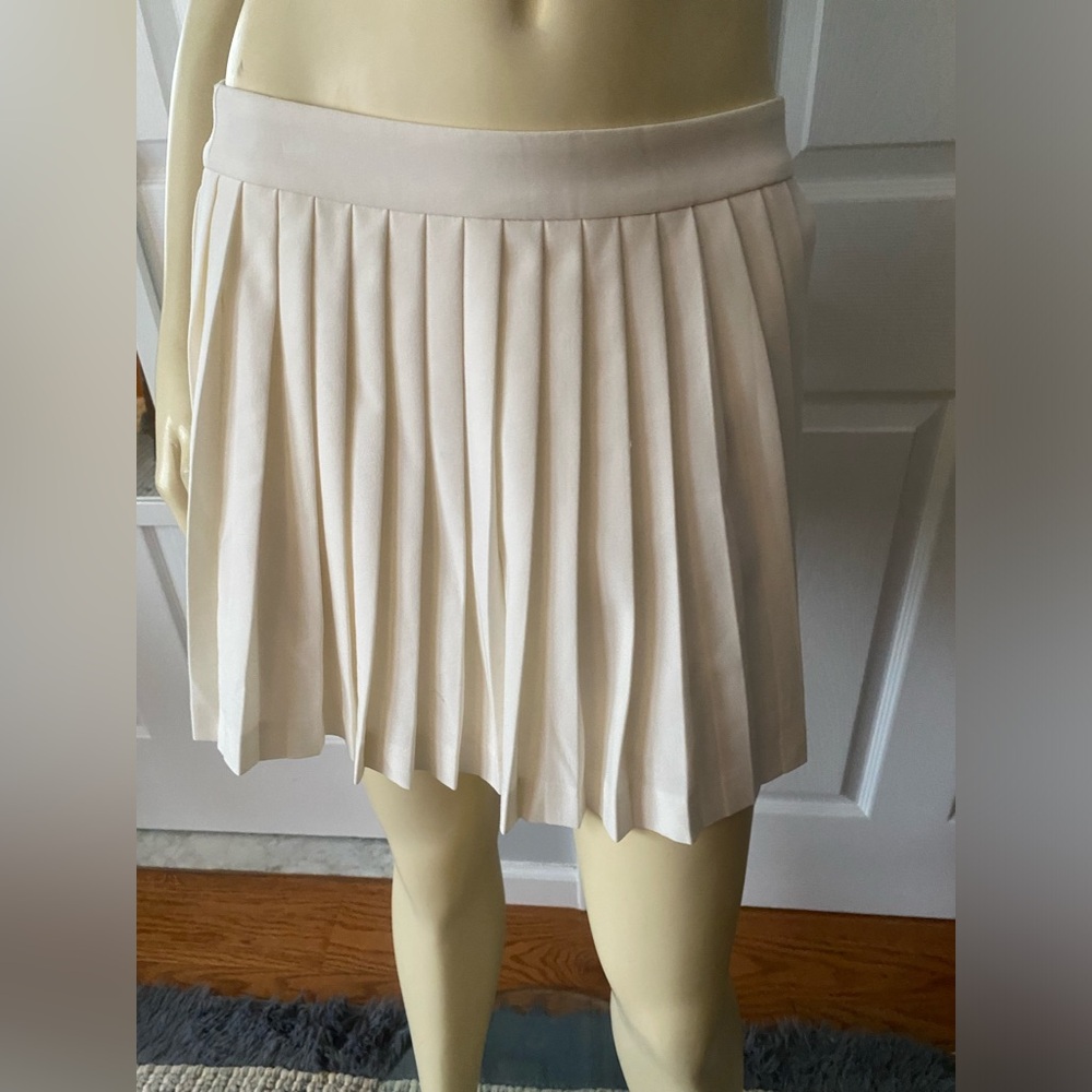 Abercrombie & F Elegant Cream Pleated mini Skirt/ pants underneath/ Size Medium